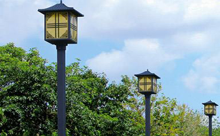 太阳能谢通门庭院灯怎么选亮度与续航更耐用